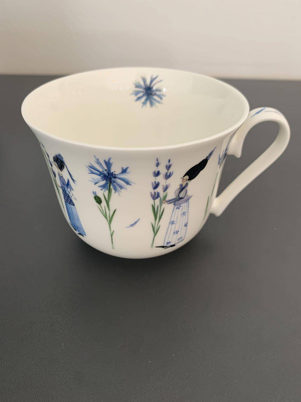 Porcelánový hrnek chrpy